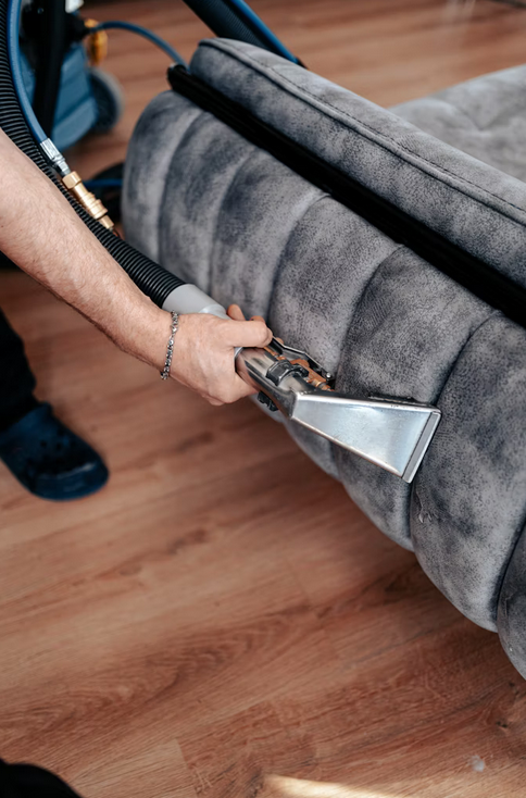 NETTOYAGE CANAPÉ illustration d'une technique de nettoyage vapeur d'un canapé