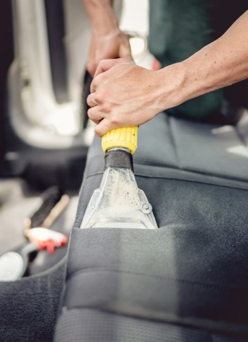 illustration d'un nettoyage vapeur professionnel de siège arrière d'une voiture