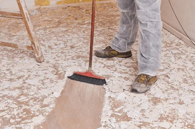 illustration d'un ouvrier qui passe le balaie sur un chantier